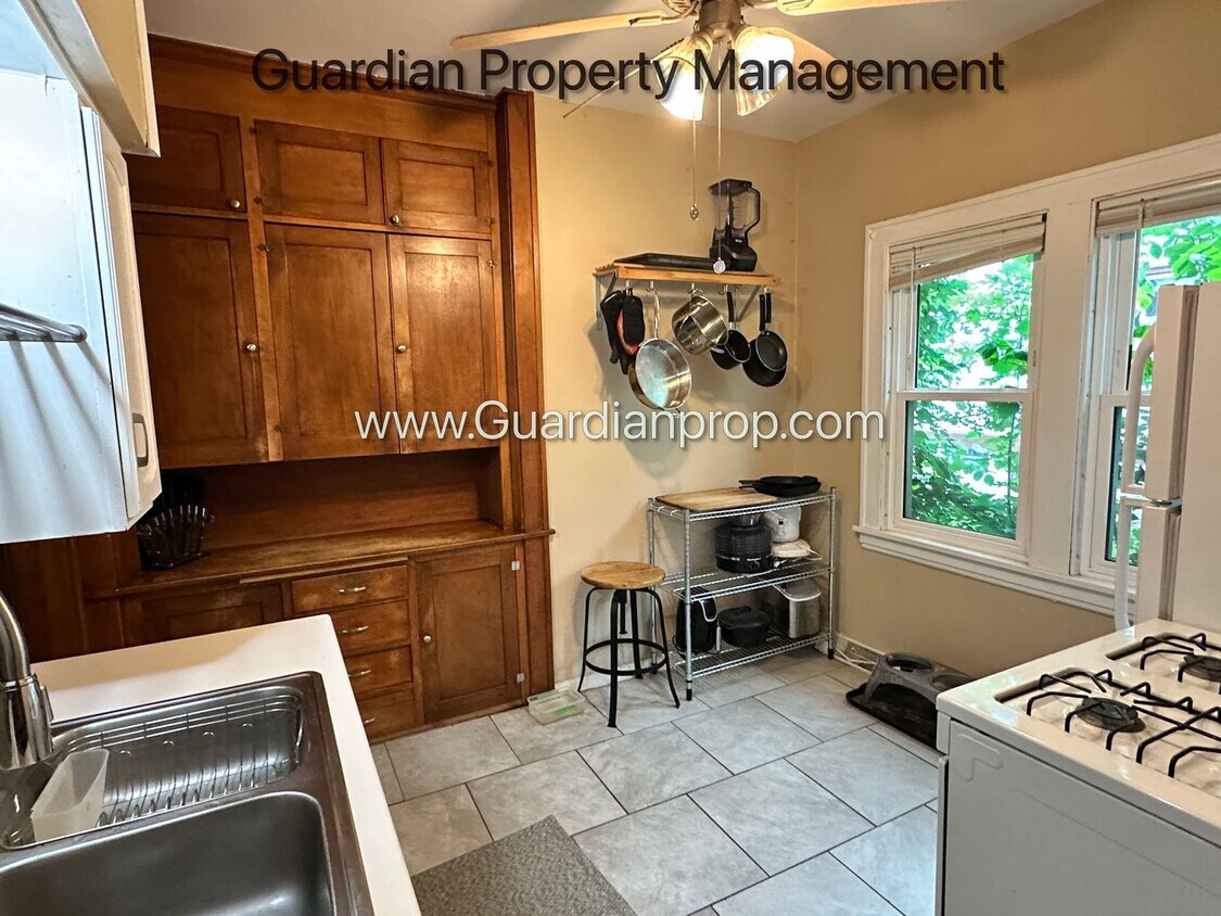 Foto principal - 2230 Buchanan St NE