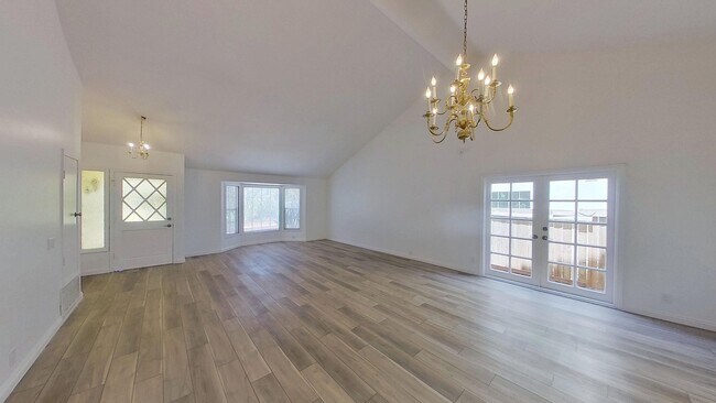 Building Photo - Beautiful 4 Bedroom 2 Bath Single-Family H...