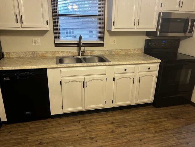 Building Photo - 760 Heritage Dr