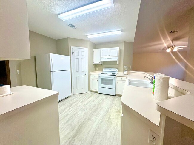 Foto del edificio - 6879 Cedar Ridge Cir