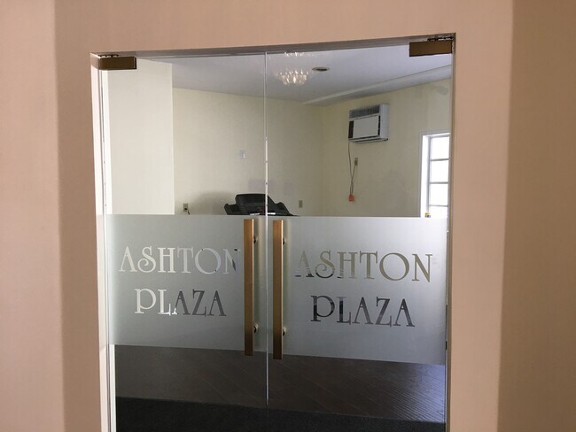 Foto del edificio - 10475 Ashton Ave