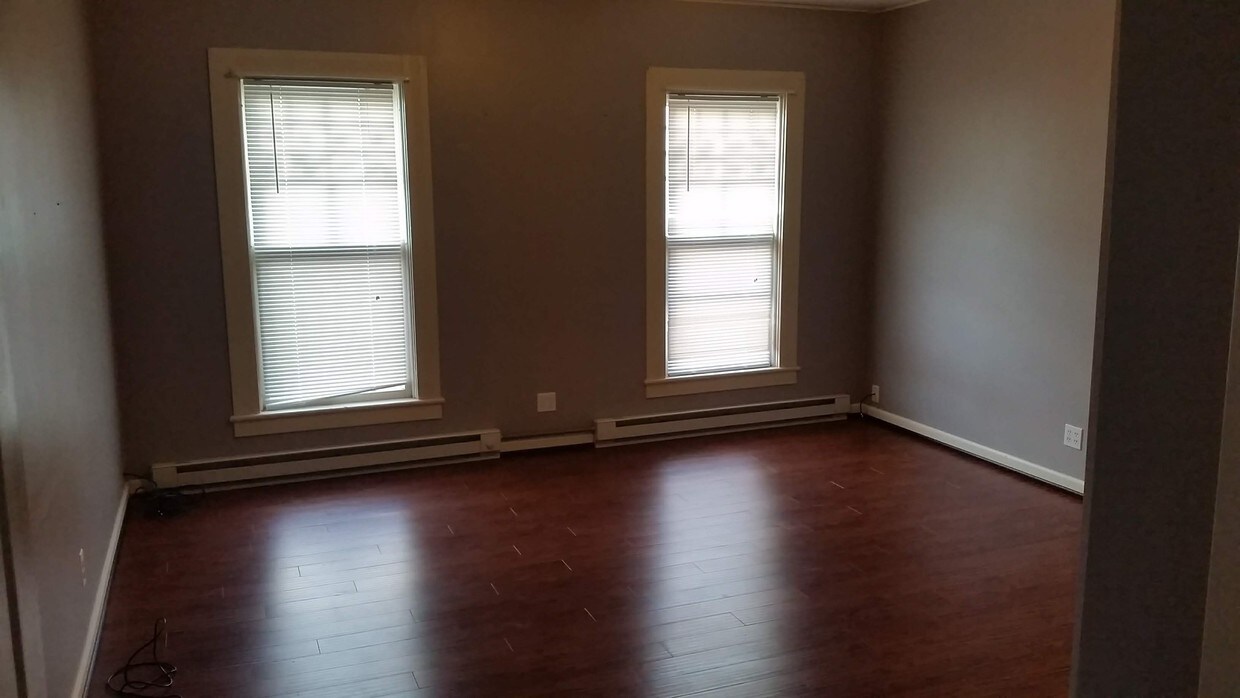 Foto principal - 912 Central Ave