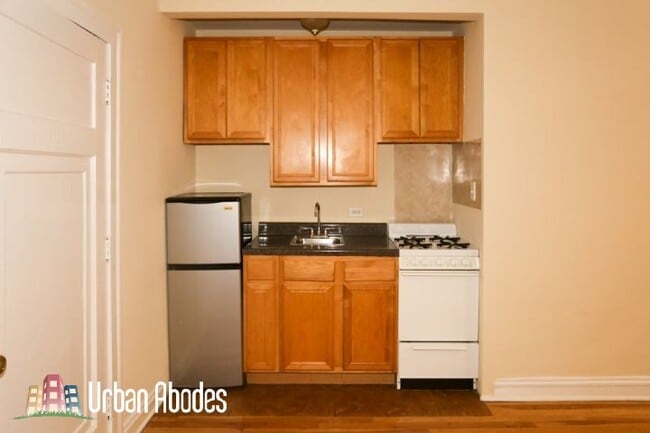 Building Photo - 4542 N Damen Ave