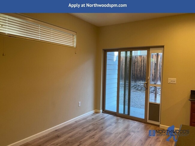 Building Photo - Beautiful 2 Bedroom 2.5 Bath Townhouse in ...
