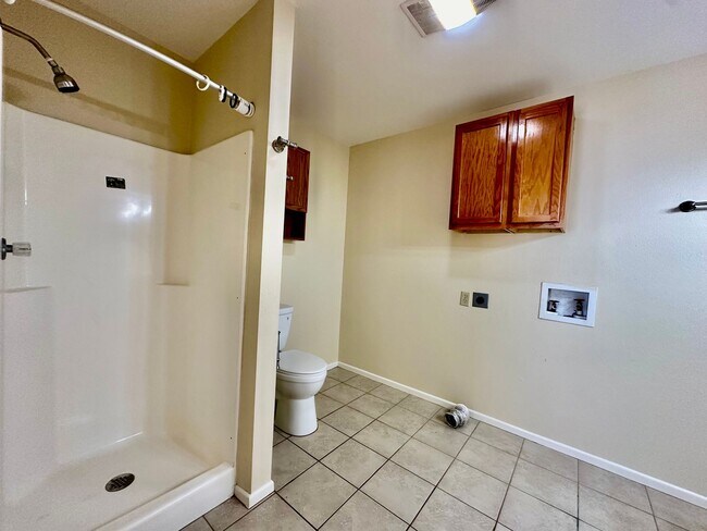 Building Photo - 2/2 Home Available For Move In