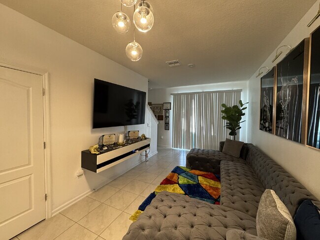 Foto del edificio - Deer Run Modern Townhome Near Downtown & B...