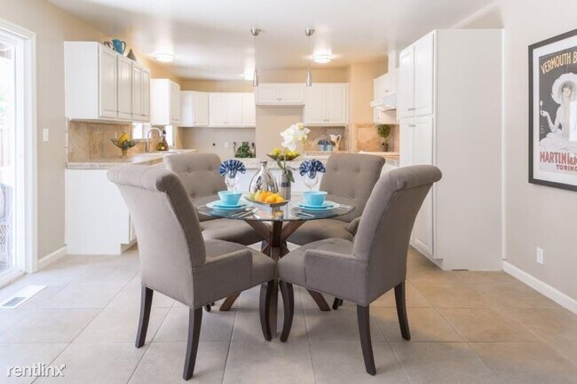 Foto del edificio - 3 br, 2 bath House - 212 Haight St