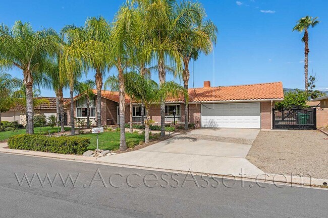 Foto del edificio - Beautiful 3BR/2BA Home In Hemet With Lush Backyard & Fruit Trees!