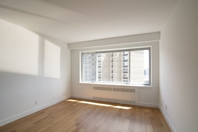 Building Photo - 3555 Chem. de la Côte-des-Neiges