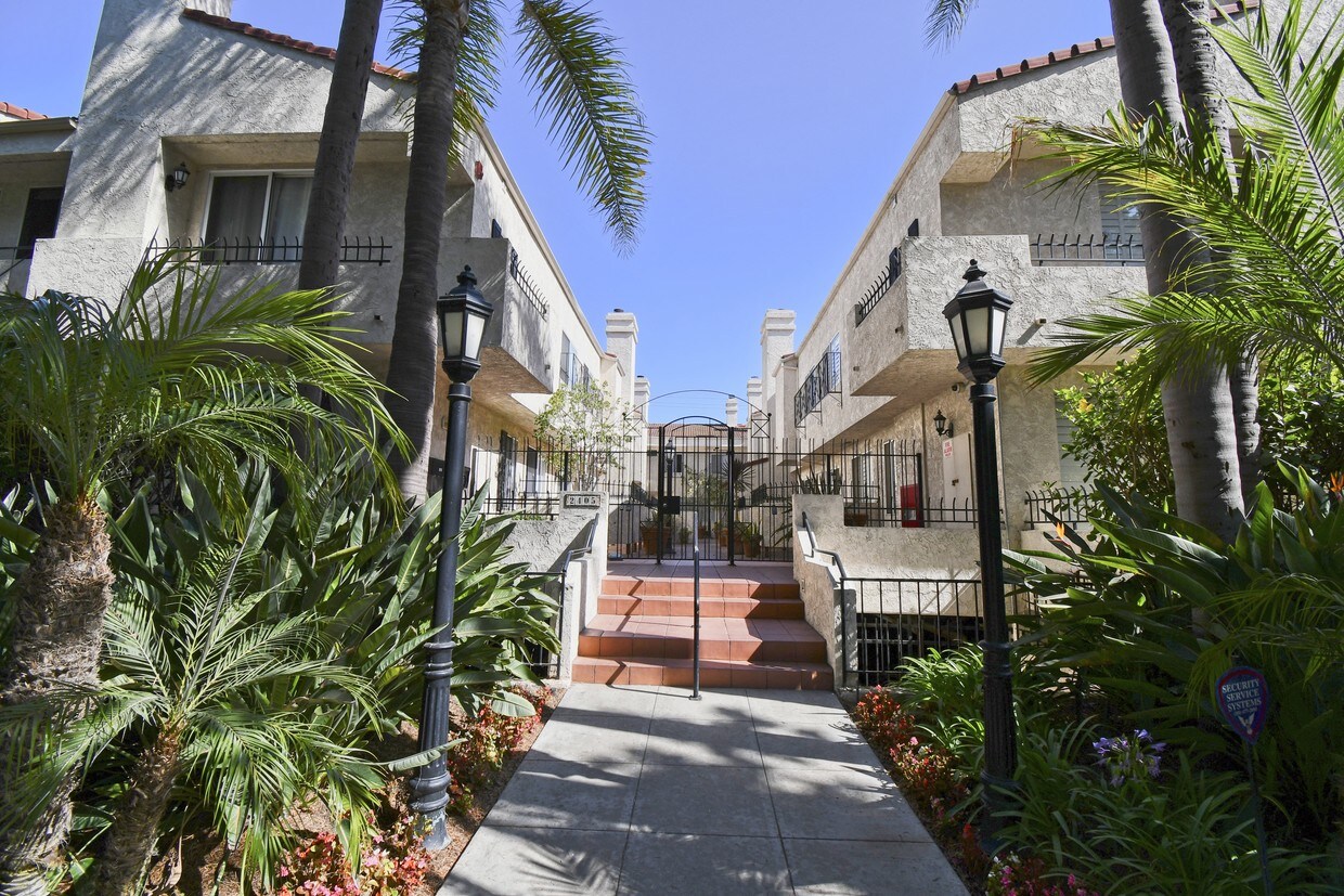 Comunidad privada con entrada de la calle - 2405 34th St