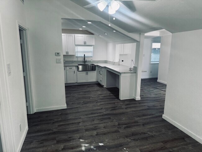 Foto del edificio - 4422 W 164th St