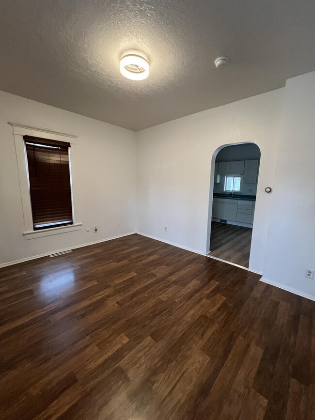 Building Photo - 820 N Custer St