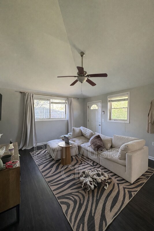 Foto del edificio - 197 Hicks Rd