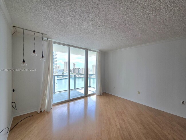 Foto del edificio - 1155 Brickell Bay Dr