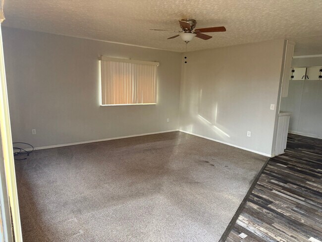 Foto del edificio - 606 Center St W