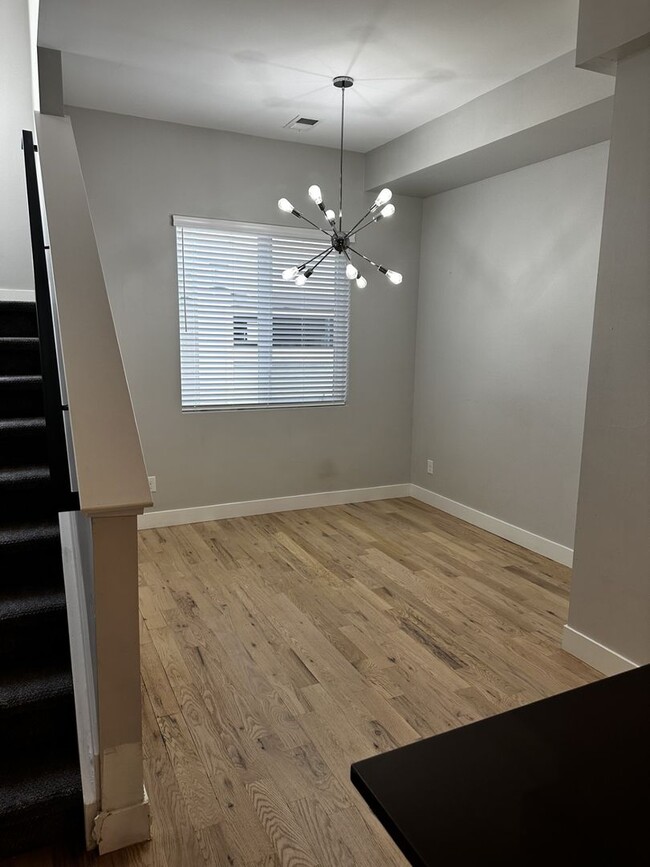 Building Photo - Available Early March!!  Briaght and light with fantastic Views!!