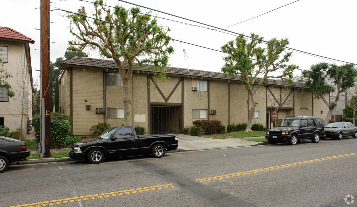 Building Photo - 7455 Hazeltine Ave