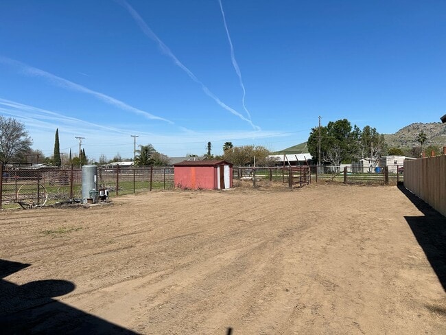 Foto del edificio - 2 bedroom, 1 bath home with lots of room inside and out.