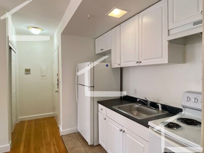 Building Photo - Stunning Kenmore Squ 1 Bed! Hot Water Incl...