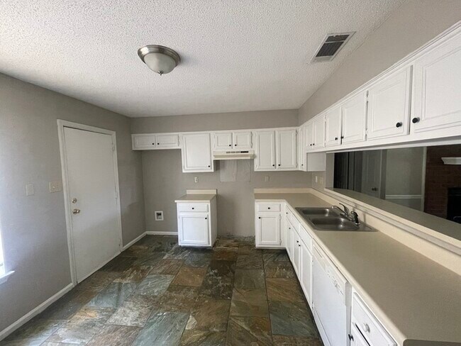 Building Photo - FIRST MONTHS RENT FREE!