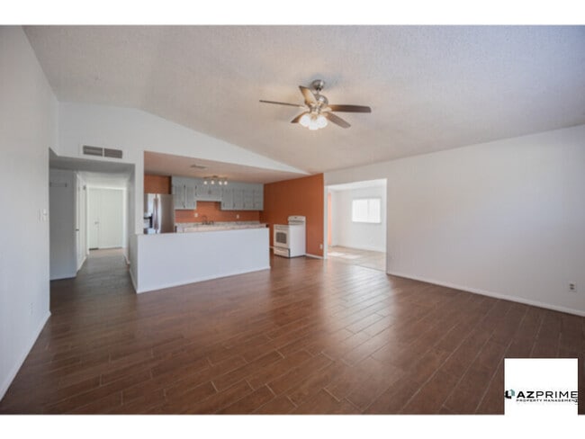 Foto del edificio - A distinguished 3/1 Phoenix Rental Combines Timeless Design, Modern Updates, and a Prime Paradise Va