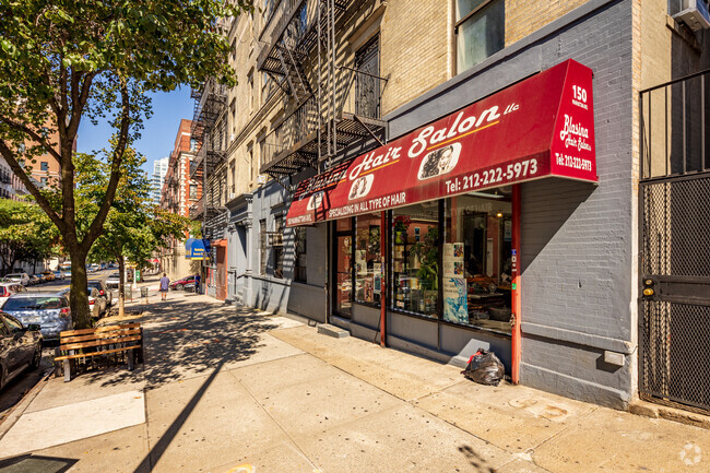 Foto del edificio - 150 Manhattan Ave
