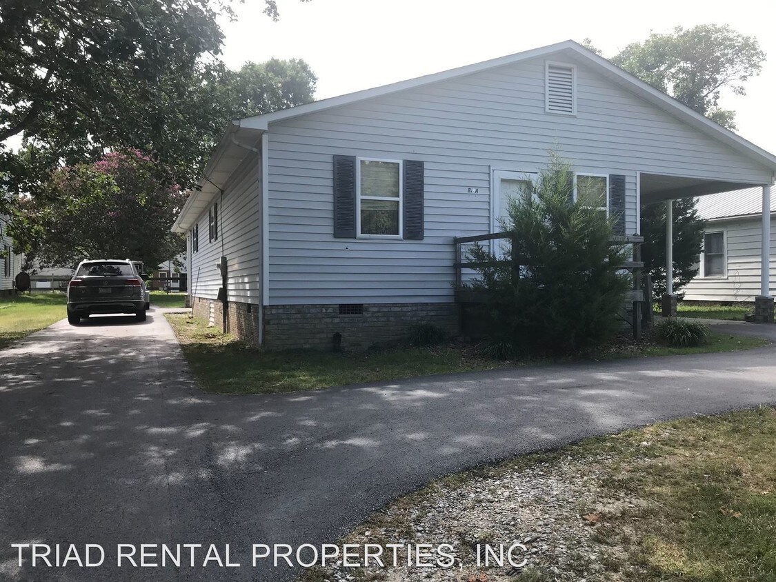 816 Fisher Ferry St, Thomasville, NC 27360 Room for Rent in