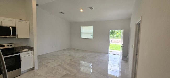 Foto del edificio - GREAT SW LEHIGH LOCATION-THREE BEDROOM -2 ...