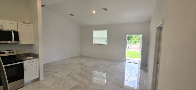 Foto del edificio - GREAT SW LEHIGH LOCATION-THREE BEDROOM -2 BATH-MOVE IN READY