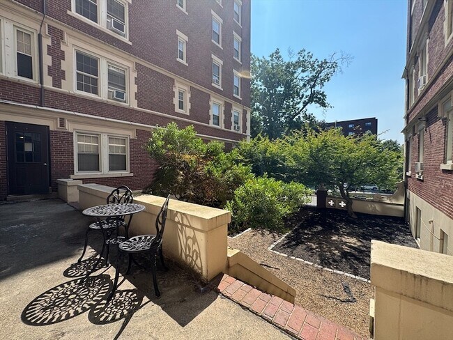 Foto del edificio - 1450-1454 Beacon Street Unit 402