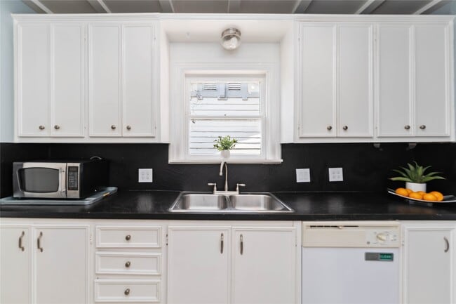 Building Photo - 1411 Kipling St