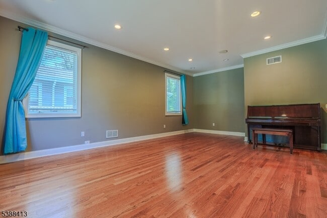 Building Photo - 567 Mountain Ave