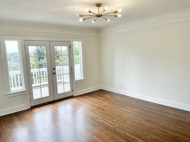 Building Photo - Magnolia 2-Bedroom with a View!
