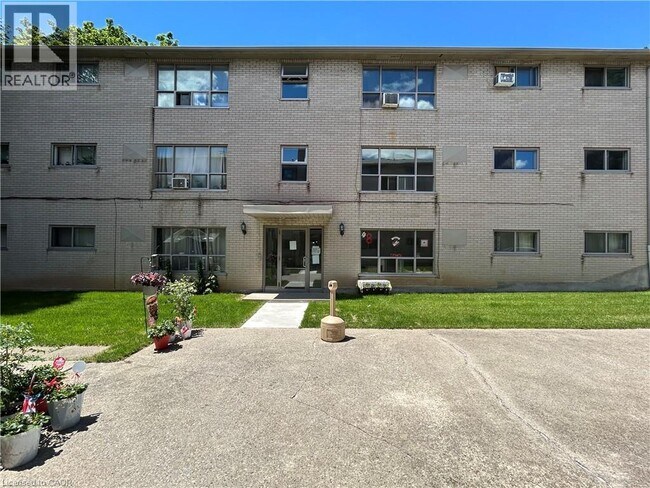Photo du bâtiment - 108 Creighton Rd