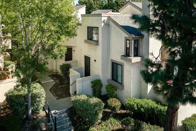 Foto del edificio - Beautifully Furnished 2 Bed/2.5 Bath Townhome in the Desirable Woodlands of La Jolla