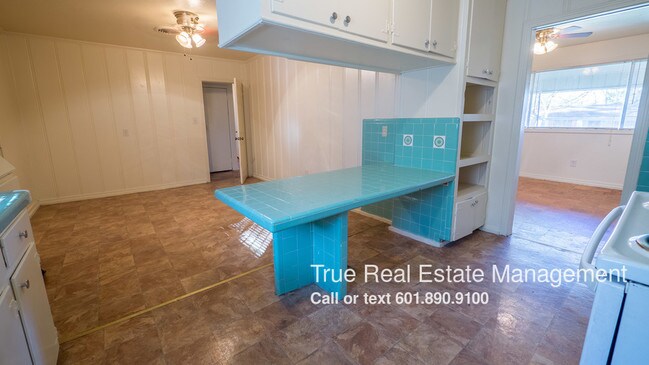Building Photo - 227 Queen Anne Ln