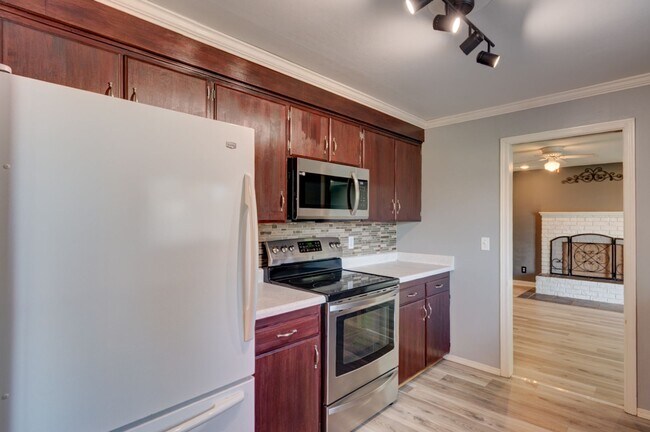 Foto del edificio - 3 Bedroom 2 Bath Single Story Home - Fenced Backyard