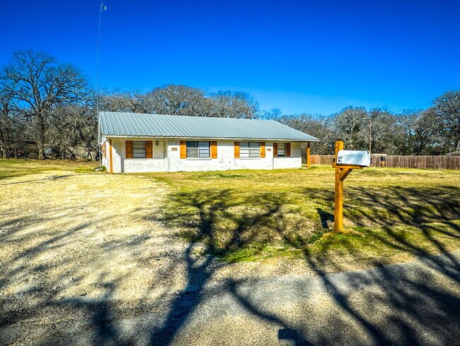 Building Photo - Unit 1 is a 2 Bedroom, 1 Bath in the Quite Country of Johnson County
