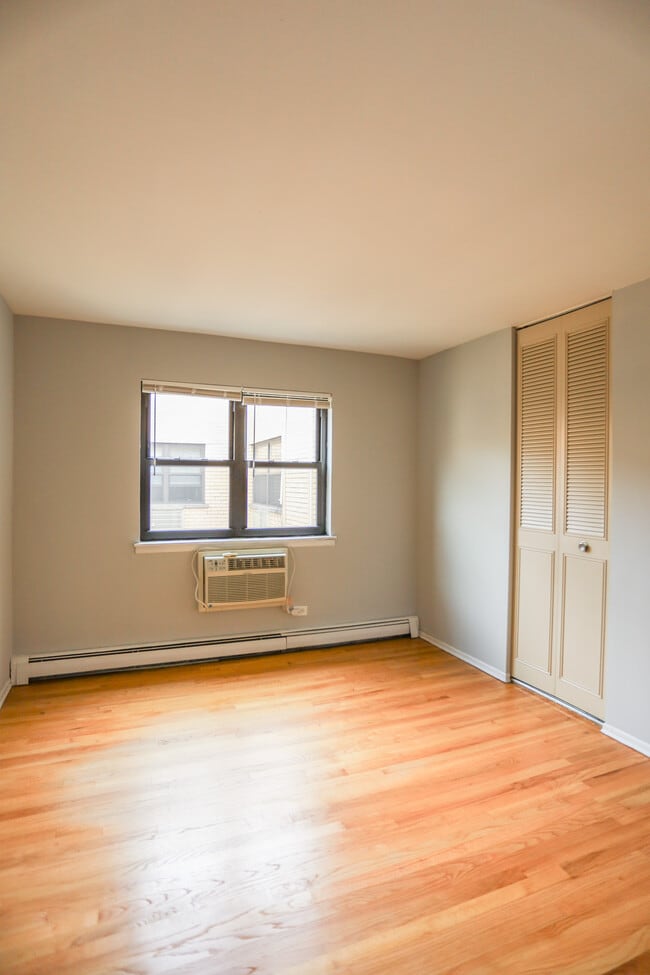 Foto del edificio - 2835 N Cambridge Ave