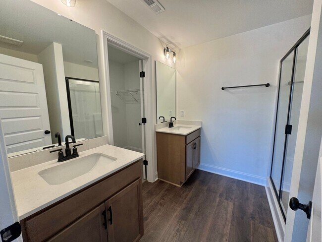 Building Photo - MOVE IN READY -3 Bed, 2.5 Bath 1 car garag...