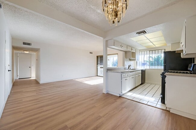 Building Photo - 1405 Vegas Valley Dr