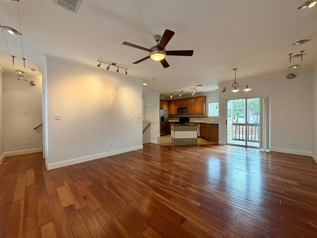 Building Photo - 1402 Parker Ln