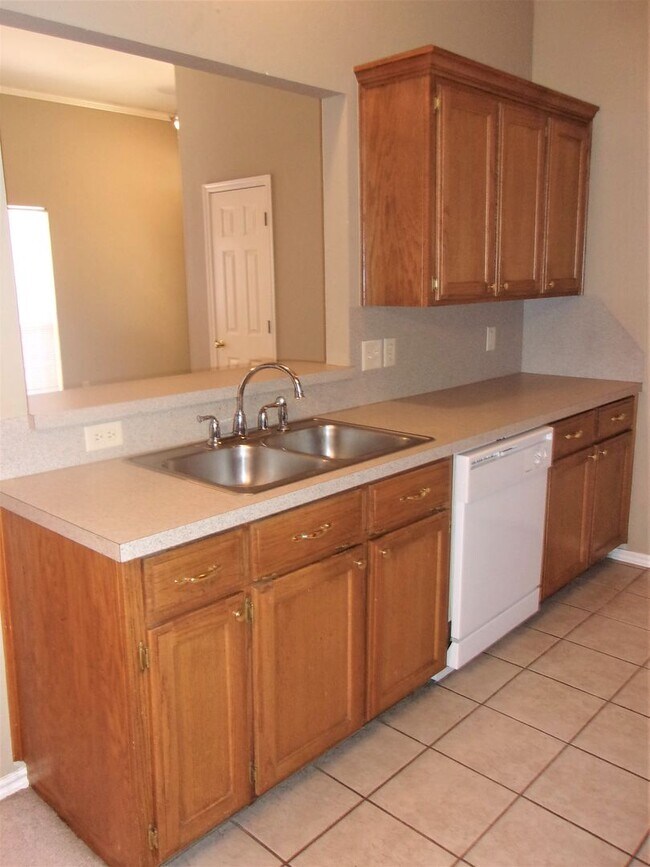 Building Photo - 13821 Pawnee Dr