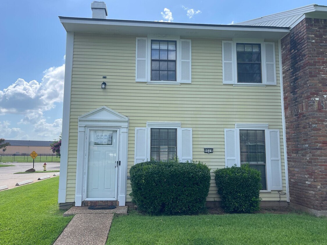 Foto principal - Townhome in Gated Community