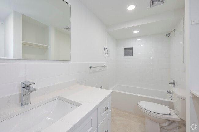 Studio - Bathroom, 513SF - Putnam Green