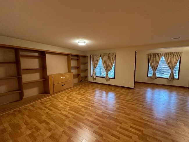 Building Photo - Charming 2-Bedroom Basement Apartment in K...