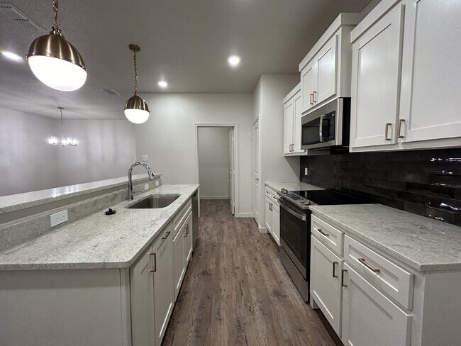 Foto del edificio - Luxury Townhome in Abbey Glen Community!