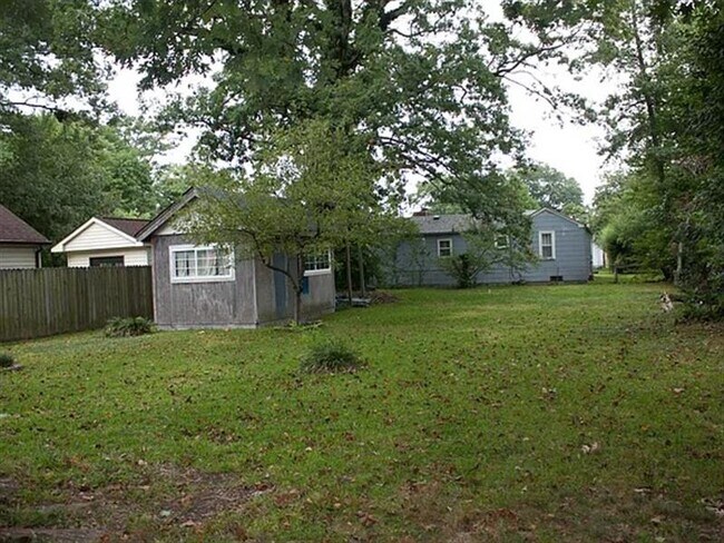 Building Photo - Sweet Cozy Home S
