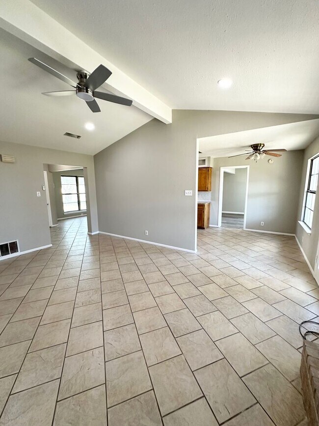 Building Photo - 3 Bed 2 Bath Fully Remodeled!
