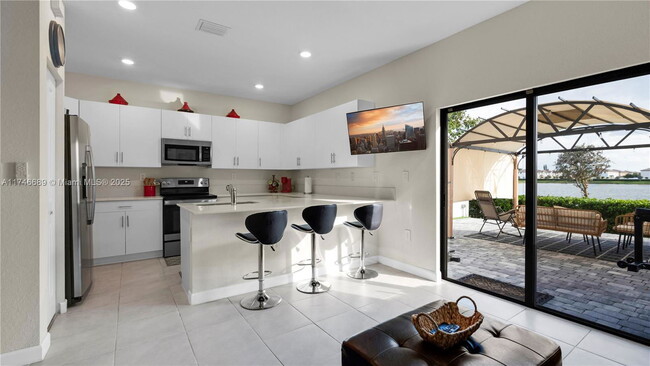 Foto del edificio - 3290 W 114th Terrace